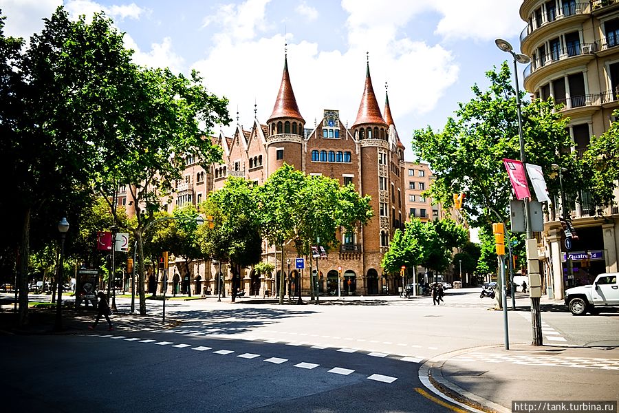 По пути встречаем еще один шедевр, дом Террадес, из-за башен еще называемый «дом с шипами».