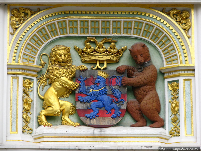 Герб на Старой части Дворца Правосудия. Фото из интернета Брюгге, Бельгия