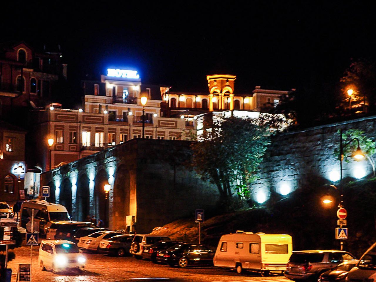 Тбилиси в тёмном и сверкающем плаще Тбилиси, Грузия