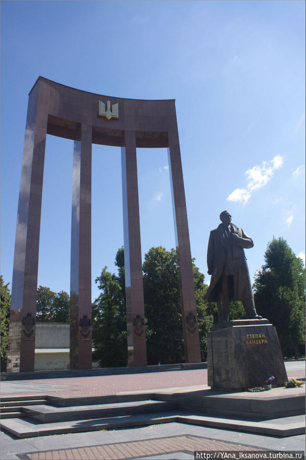 Памятник Степану Бандере Львов, Украина