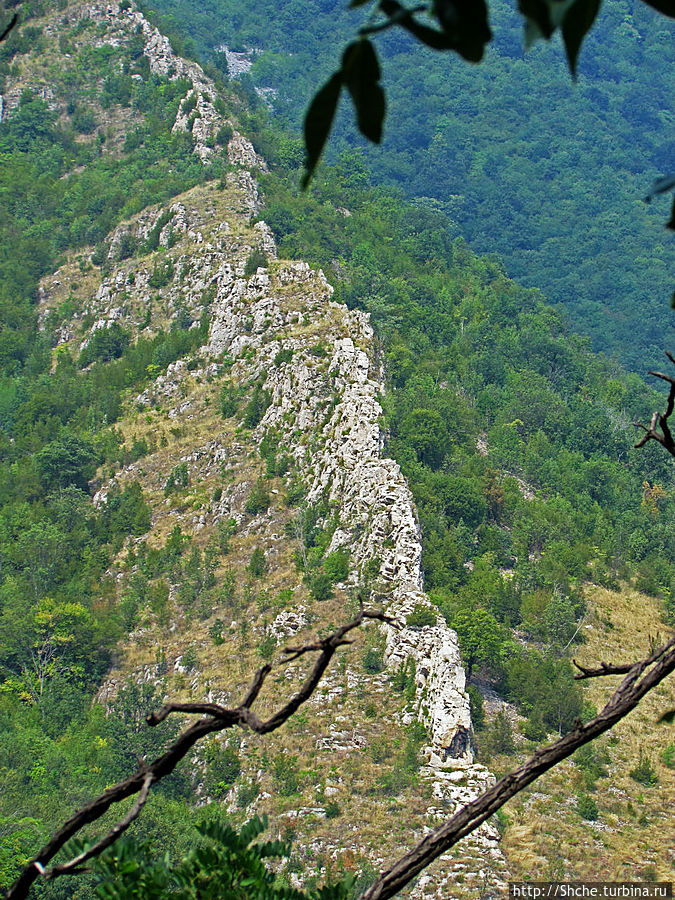 видна старая фортификационная стена, здесь в средние века аж до 19-го века постоянно кто-то с кем-то воевали... Природный парк Врачанский Балкан, Болгария