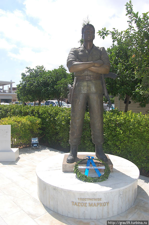 Памятник Тасос Mарку Паралимни, Кипр