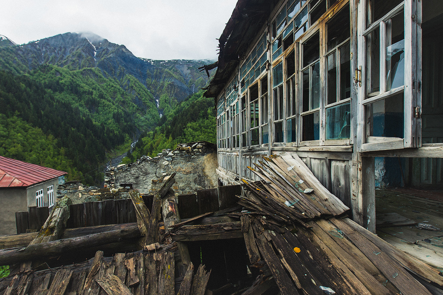 Очень много заброшенных домов.. В один из них я залез.