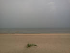 Чистенький песочный пляж. Холодное волнующееся море.