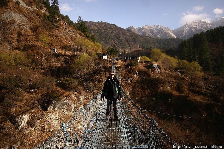 В Гималаях много подвесных мостов через пропасти Татопани, Непал