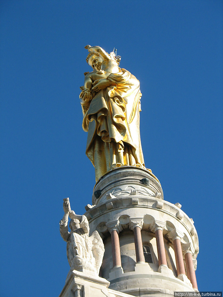 статуя Девы Марии с трубя