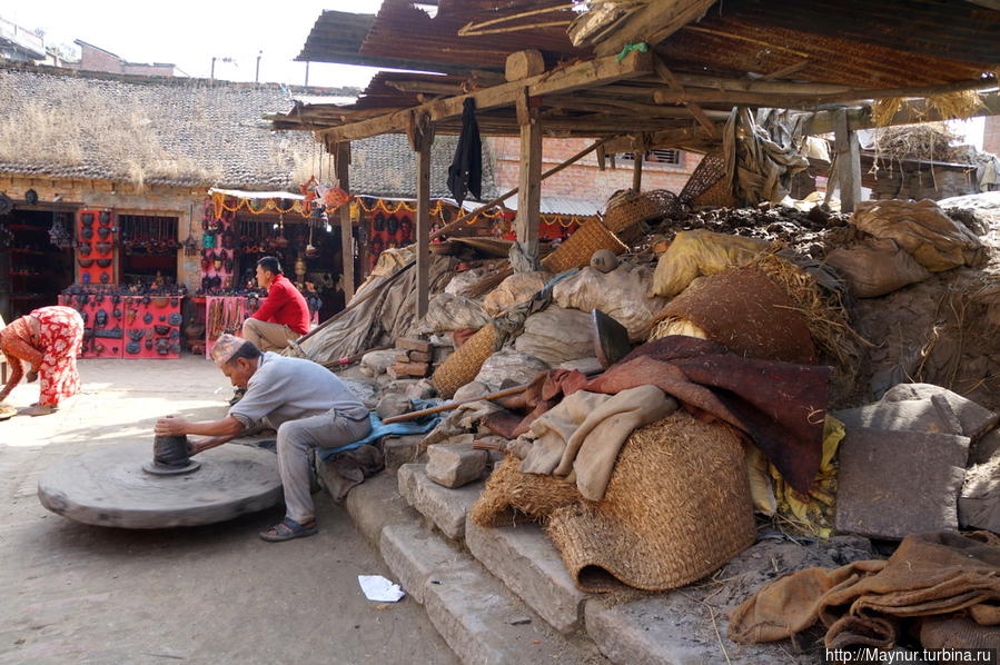 а  ближе  к  центру  и  гончар  со  своей  продукцией. Бхактапур, Непал