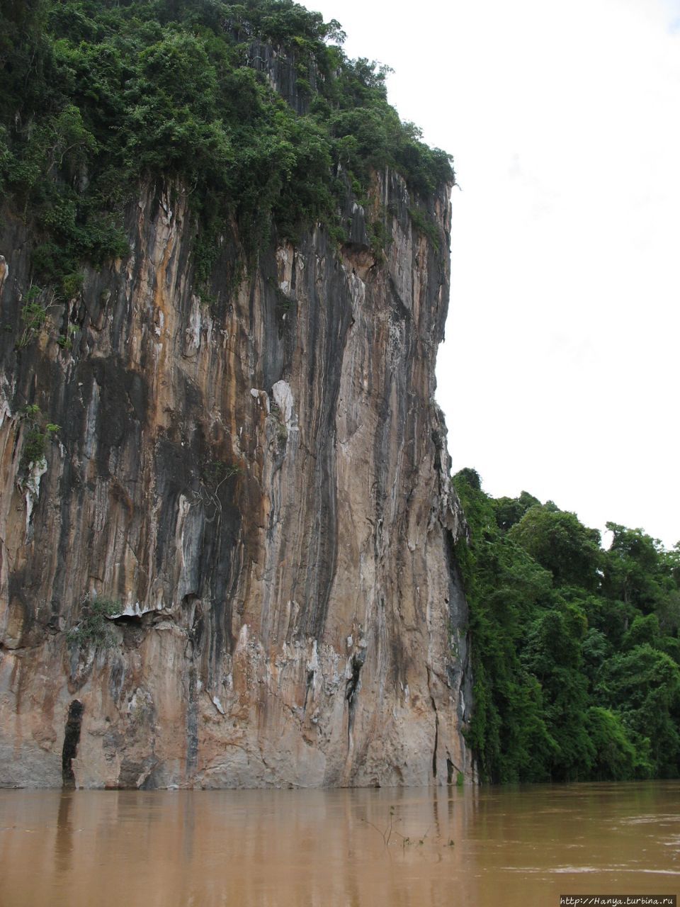 Вид на пещеры Пак-У с реки Меконг Луанг-Прабанг, Лаос
