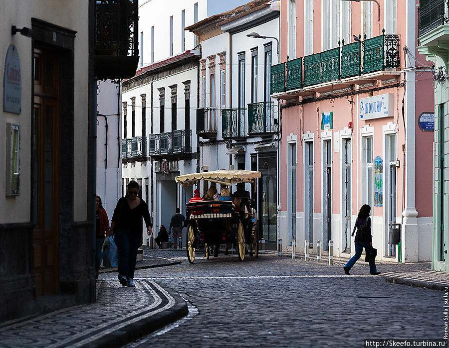 Уютные улочки старого города. Понта-Делгада, остров Сан-Мигел, Португалия