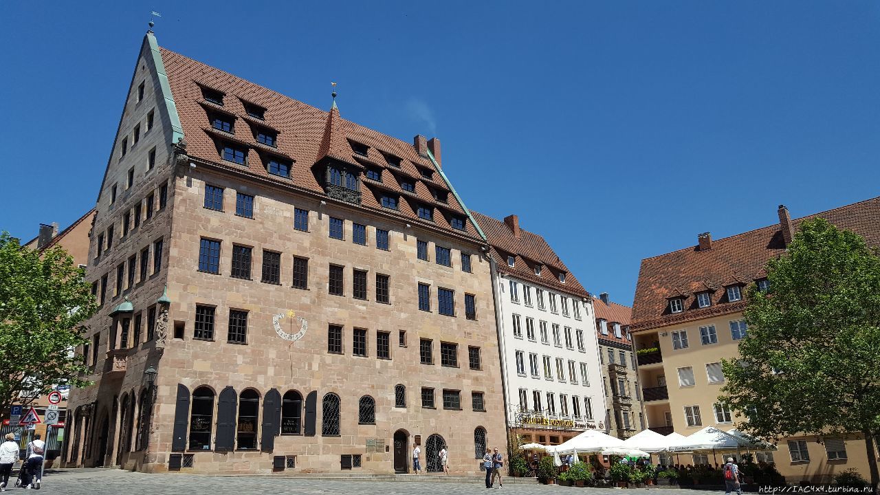 Дом семейства Шюрстаб (Schürstabhaus) XV век, а рядом в белом здании исторический ресторан Goldenes Posthorn (1498 год) Нюрнберг, Германия