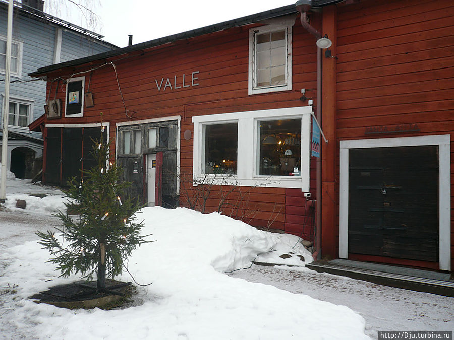 Старые амбары, в которых хранили товары, доставляемые по реке.