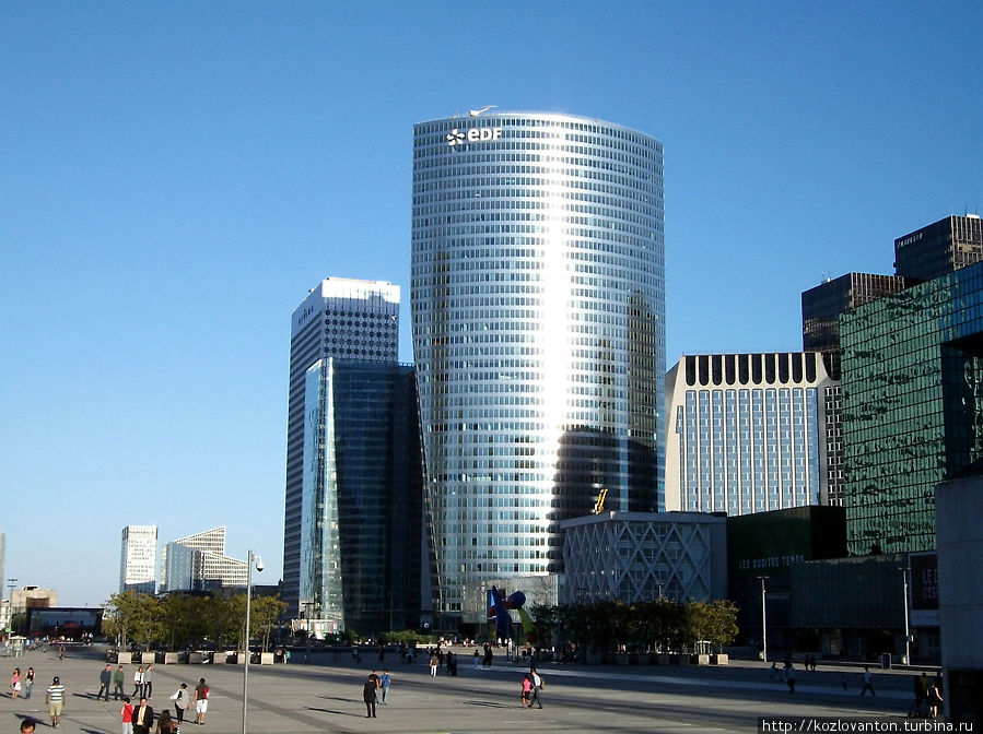 стеклянное здание.