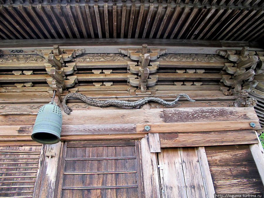 Сделанная из древесных стружек змея на стене храма. Префектура Гифу, Япония