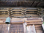 Сделанная из древесных стружек змея на стене храма.
