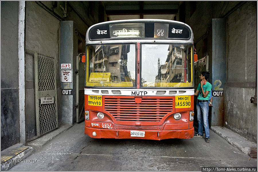 Почти все мумбайские автобусы — красные...
* Мумбаи, Индия
