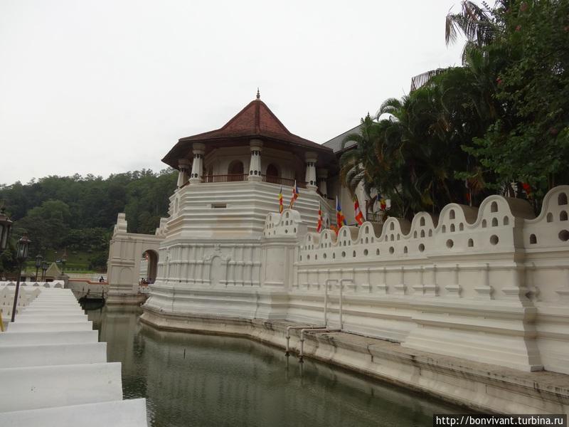 Храм Зубы Будды в Канди Шри-Ланка