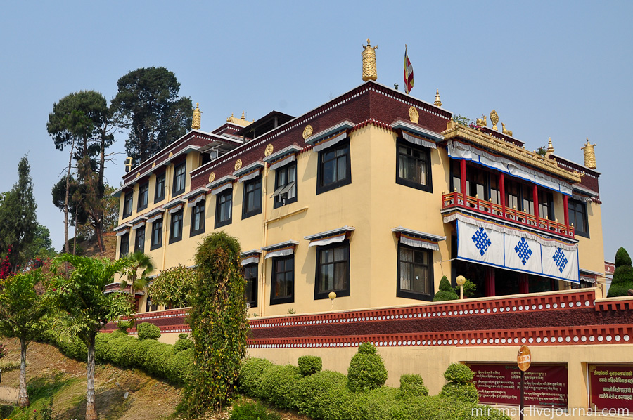 Гости, решившие обучаться в Копане, могут остановиться в отеле, находящемся при монастыре. Также здесь есть монастырская столовая, в которой подают традиционные непальские блюда вегетарианской кухни. Катманду, Непал