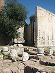 Стены храма Августа