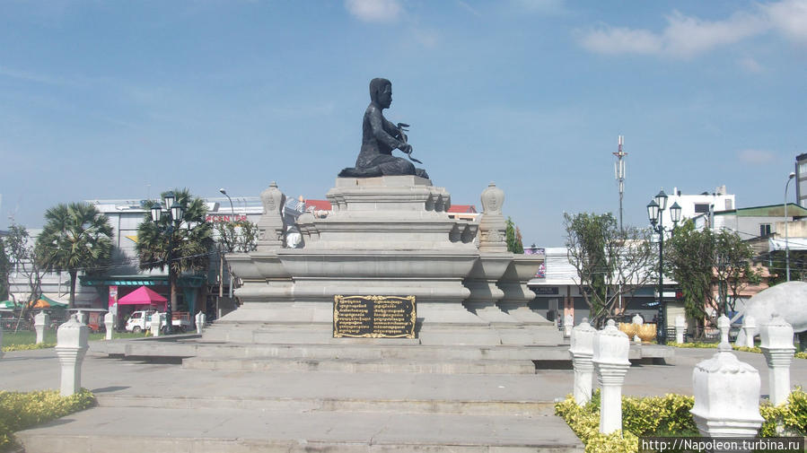 Сад и Памятник Кром Нгою / Krom Ngoy garden and monument
