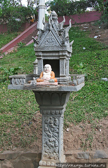 Ват Пном, или Храм на горе. Дом духа с фигуркой Будды. Фото из интернета
