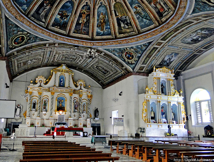 * Впечатление старой церковь не производит, разве что внутри бросаются в глаза старинные фрески на потолке Хагна, остров Бохол, Филиппины