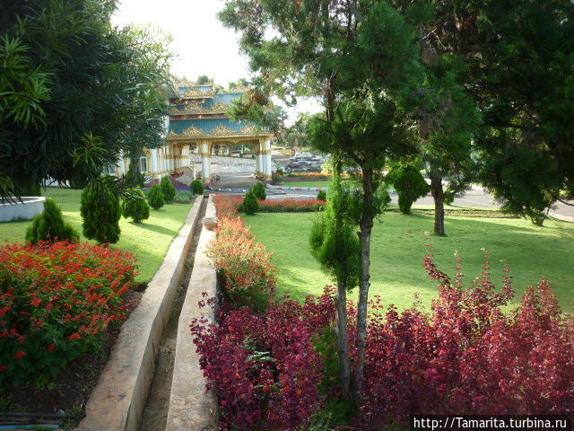 Karaweik Hall и водопады Би Пьин-У-Львин, Мьянма