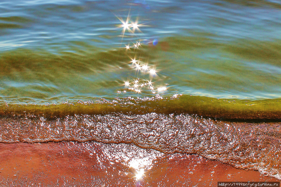 Синь небес с белизной облаков отражались в водах залива Зеленогорск, Россия