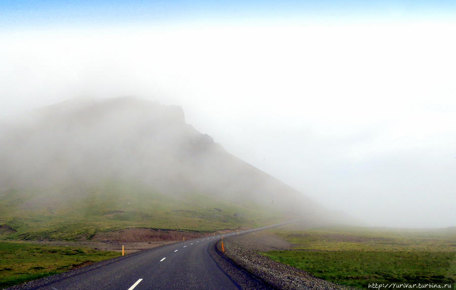 Рано утром туман стелется почти по дороге Дьюпивогур, Исландия