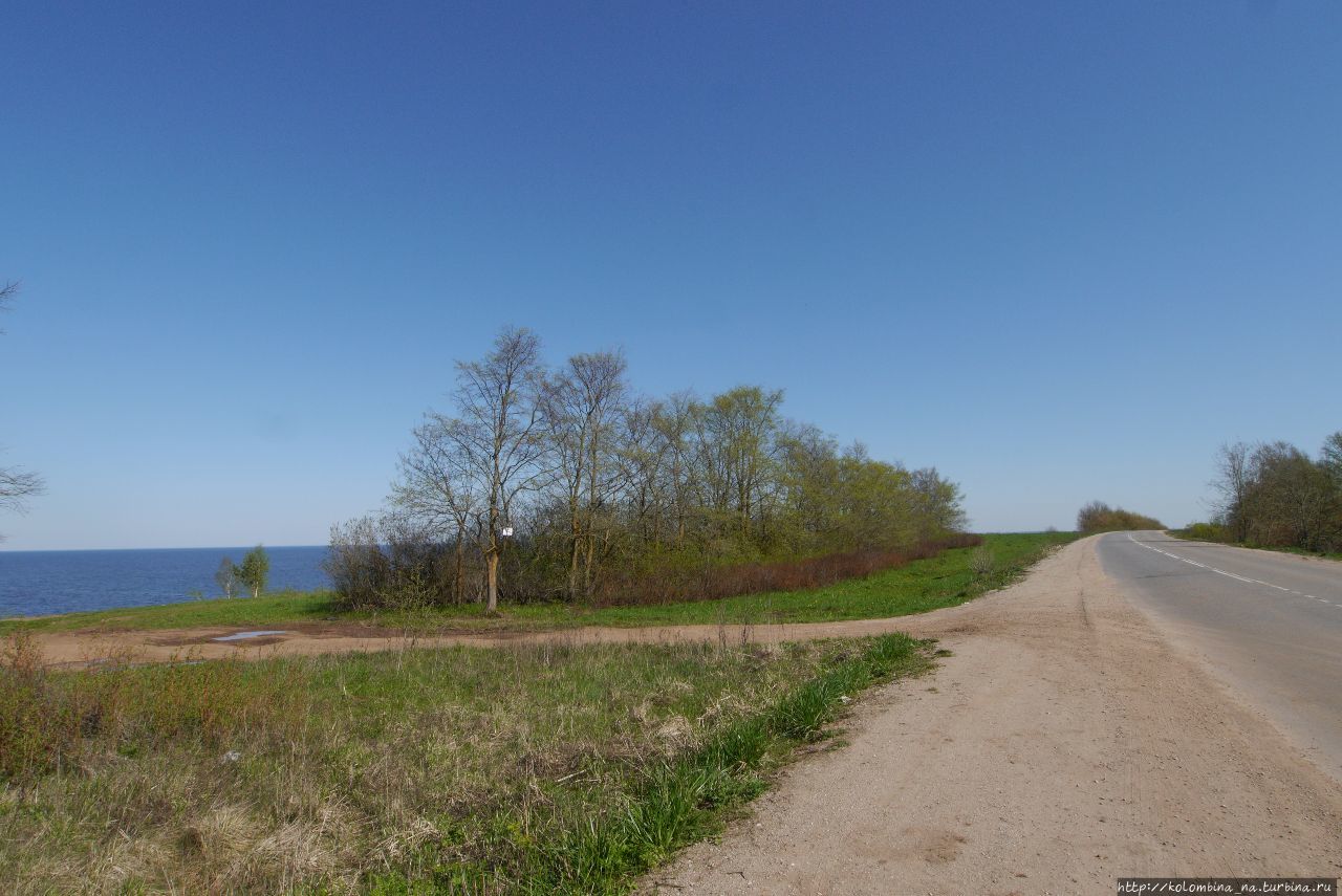 Дорога возле деревни Коро