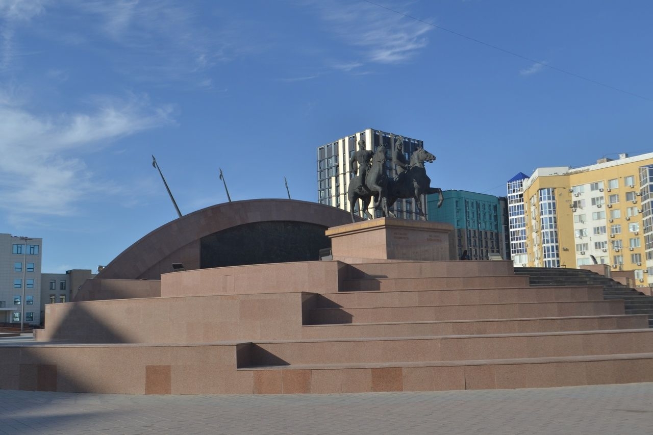Памятник-фонтан Исатаю и Махамбету Атырау, Казахстан