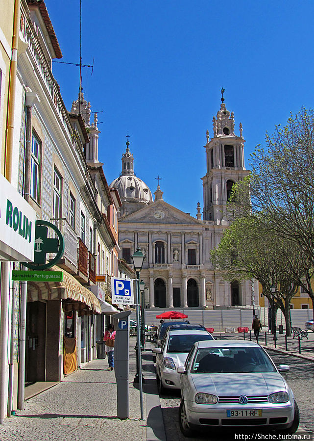 местами просматриваются шпили базилики при двоце Мафра, Португалия