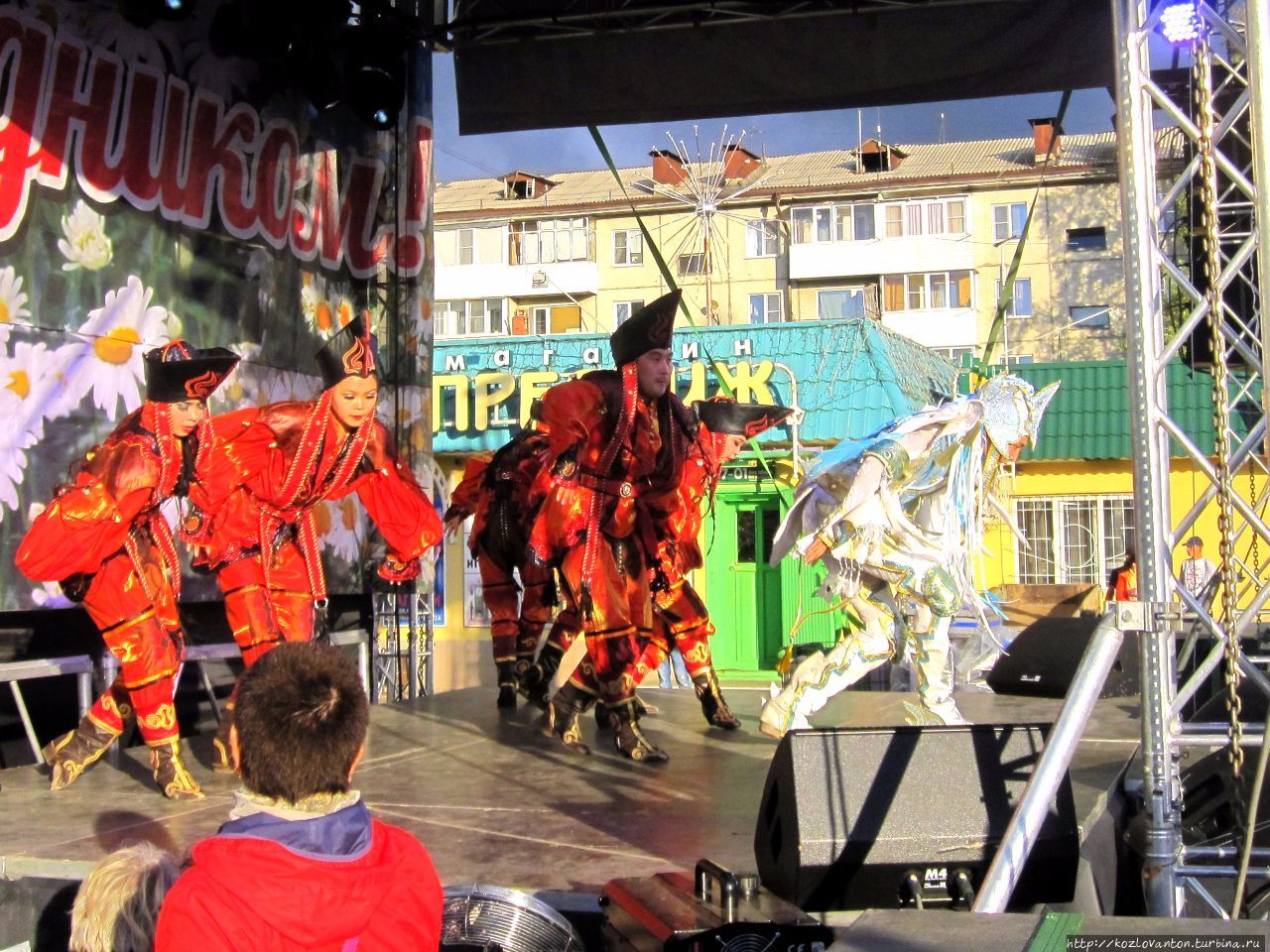 Самый экзотический и потому хорошо запоминающийся гость праздника — государственный ансамбль танца республики Алтай. Белокуриха, Россия