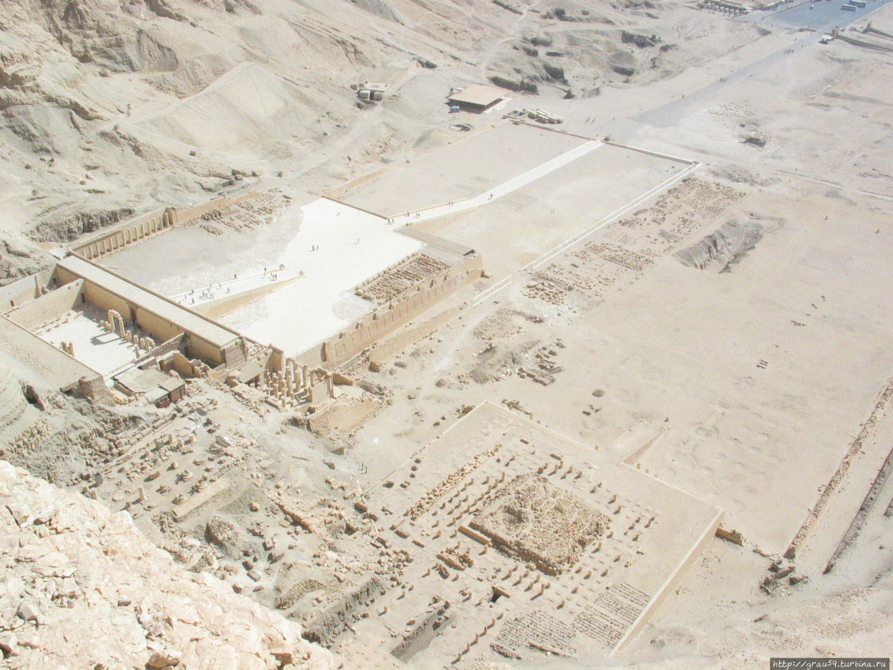 Три храмы в Дейр-эль-Бахри с вершины скалы позади них, часть храма Хатшепсут на левой, храм Тутмоса III в центре, и храм Ментухотепа II, справа. (Фото из Интернета) Луксор, Египет