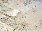 Три храмы в Дейр-эль-Бахри с вершины скалы позади них, часть храма Хатшепсут на левой, храм Тутмоса III в центре, и храм Ментухотепа II, справа. (Фото из Интернета)