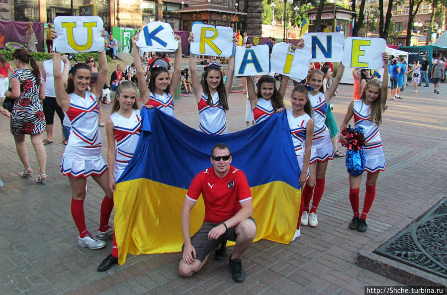 а эти девочки позируют бесплатно и патриотично Киев, Украина