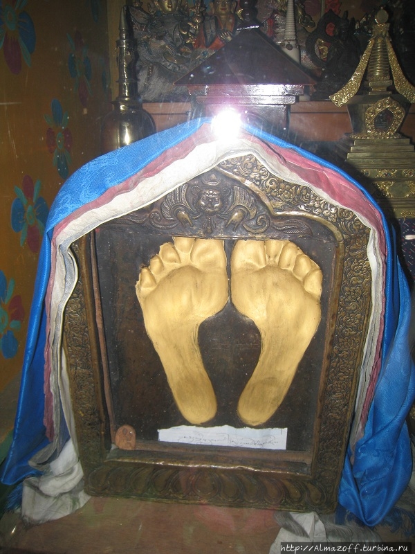 Отпечатки ступней 6-го Далай Ламы в монастыре Пелгье Линг в Катманду