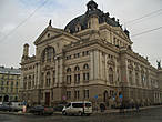 Львовский оперный театр — визитная карточка города. Правда сфотографировала с тыльной стороны, когда шли от гостиницы, которая в 2-х шагах.