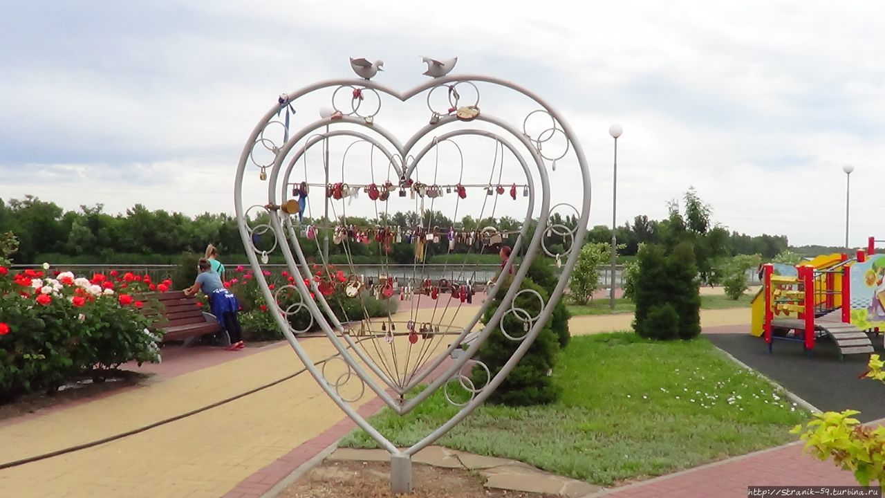 Как и во многих местах молодожены замыкают замочек,для чего здесь создана символическая скульптура сердца, в знак крепости и нерушимости семейного союза Россия