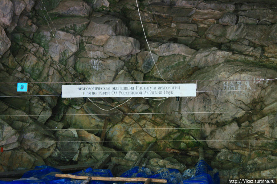 Усть-Канская пещера закрыта решеткой от туристов-вандалов Республика Алтай, Россия