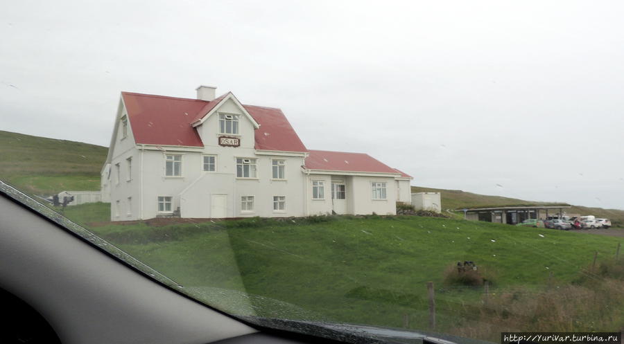 Одинокий домик-хостел на дороге Саударкрокур, Исландия