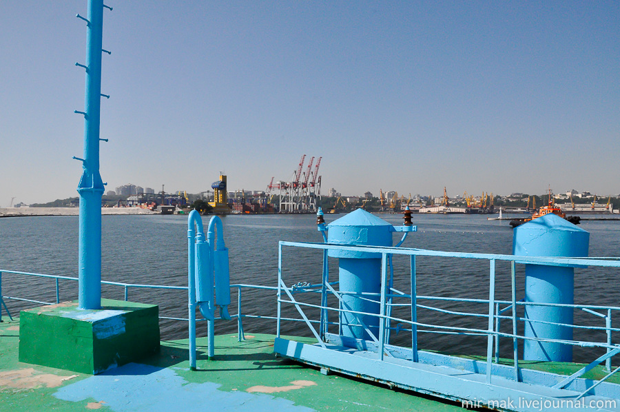Снаружи маяка можно бродить сколько угодно, рассматривая проплывающие мимо баркасы и корабли. Одесса, Украина