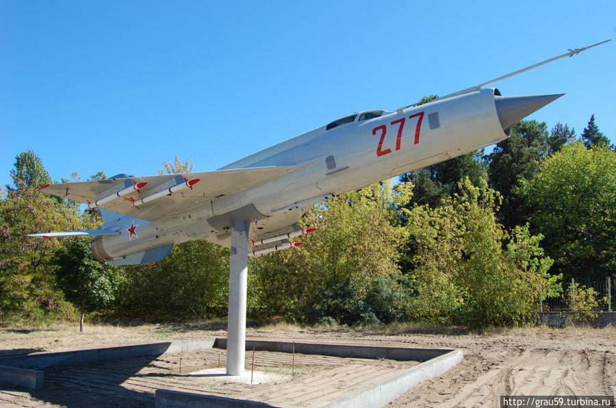 Самолёт-памятник в честь 100-летия ВВС Болгарии Несебр, Болгария