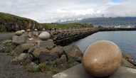 Коллекция каменных яиц на набережной городка Дьюпивогур