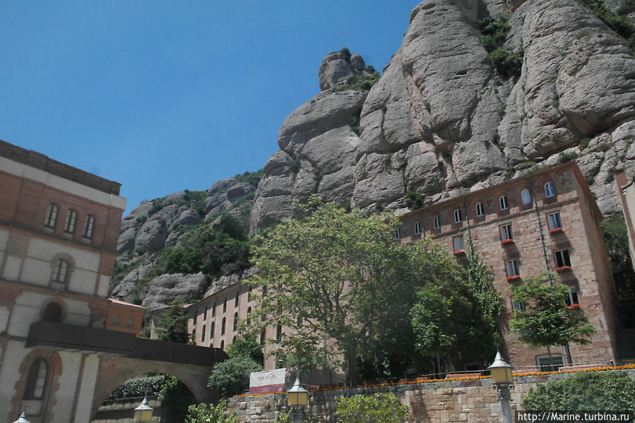 Монастырь в причудливых горах Монастырь Монтсеррат, Испания