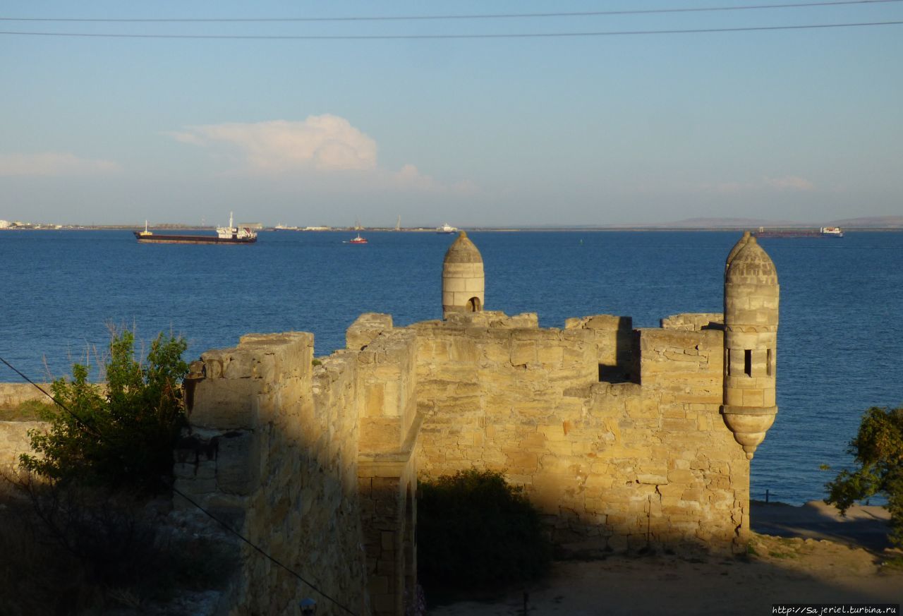 Крымский мост и крепость Еникале в Керчи