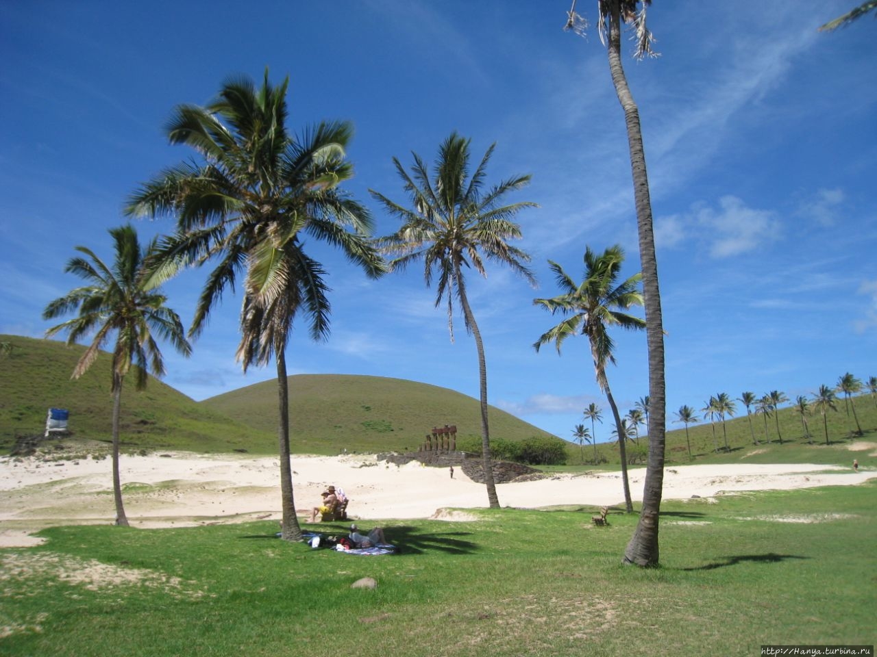 Playa Anakena & Ahu Nau Nau Остров Пасхи, Чили