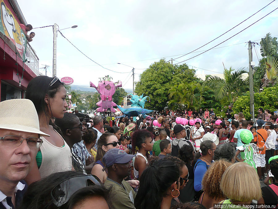 Большая розовая фигура — символ карнавала, после захода солнца ее торжественно сжигают, открывая тем самым ночную часть карнавала — фейерверк и танцы на пляже до утра Реюньон