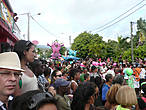 Большая розовая фигура — символ карнавала, после захода солнца ее торжественно сжигают, открывая тем самым ночную часть карнавала — фейерверк и танцы на пляже до утра