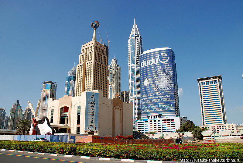 Бизнес центр из окна машины Дубай, ОАЭ