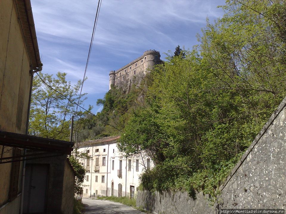 Средневековый замок Castello Piccolomini di Balsorano